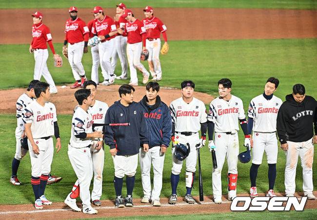 [OSEN=부산, 이석우 기자] 4일 부산 사직야구장에서 2026 신한 SOL KBO 리그 롯데 자이언츠와 SSG 랜더스의 경기가 열렸다. 홈팀 롯데는 비슬리가, 방문팀 SSG는 김건우가 선발 출전했다.롯데 자이언츠 선수들이 SSG 랜더스에 6-7로 역전패하고 팬들에게 인사를 하고 있다. 2026.04.04 / foto0307@osen.co.kr