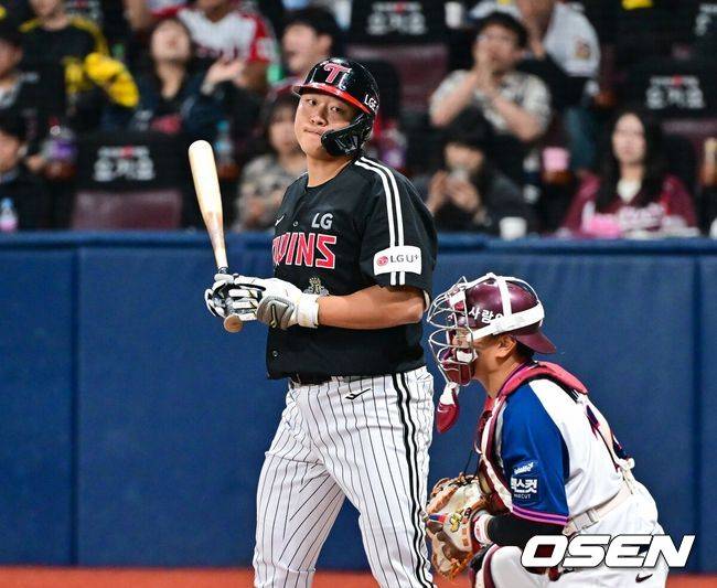 [OSEN=고척, 박준형 기자]  4일 오후 서울 고척스카이돔에서 ‘2026 신한은행 SOL Bank KBO리그’ 키움 히어로즈와 LG 트윈스의 경기가 진행됐다. 8회초 2사 만루에서 LG 이재원이 대타로 나와 밀어내기 볼넷으로 출루하고 있다.  2026.04.04 / soul1014@osen.co.kr