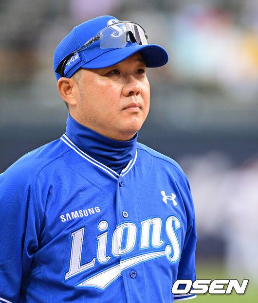 [OSEN=수원, 조은정 기자] 3일 경기도 수원 KT위즈파크에서 2026 신한 SOL KBO리그 KT 위즈와 삼성 라이온즈의 경기가 열린다.이날 KT는 사우어, 삼성은 후라도를 선발로 내세웠다.KT 개막식에서 삼성 박진만 감독이 도열하고 있다. 2026.04.03 /cej@osen.co.kr