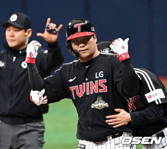 [OSEN=고척, 이대선 기자]1회초 1사 1,2루에서 LG 문보경이 우전 적시타를 치고 환호하고 있다. 2026.04.05 /sunday@osen.co.kr