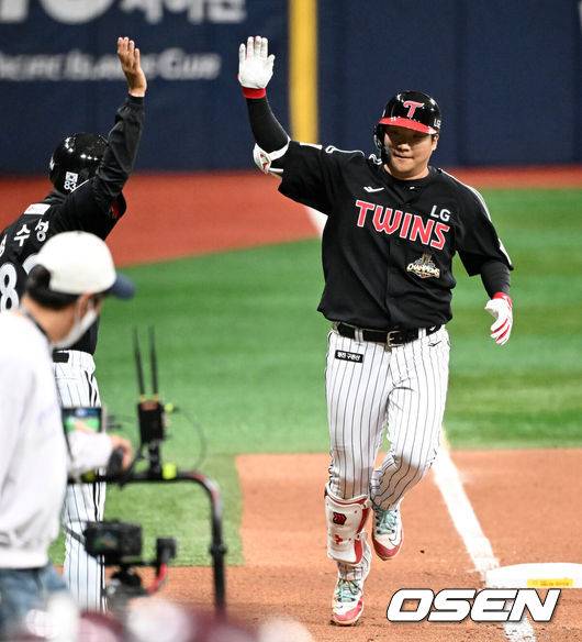 [OSEN=고척, 이대선 기자] 5일 서울 고척스카이돔에서 2026 신한 SOL KBO리그 키움 히어로즈와 LG 트윈스의 경기가 열렸다.이날 키움은 와일스, LG는 톨허스트를 선발로 내세웠다.9회초 무사에서 LG 문보경이 홈런을 치고 환호하고 있다. 2026.04.05 /sunday@osen.co.kr