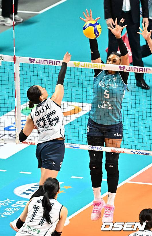 [OSEN=장충체, 민경훈 기자] 5일 오후 서울 장충체육관에서 ‘진에어 2025~2026 프로배구 V리그’ 여자부 챔프전 3차전 GS칼텍스와 한국도로공사의 경기가 열렸다. 1세트 GS칼텍스가&nbsp;실바가 블로킹에 성공하고 있다. 2026.04.05 / rumi@osen.co.kr
