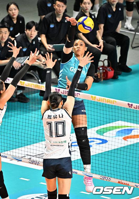 [OSEN=장충체, 민경훈 기자] 5일 오후 서울 장충체육관에서 ‘진에어 2025~2026 프로배구 V리그’ 여자부 챔프전 3차전 GS칼텍스와 한국도로공사의 경기가 열렸다. 2세트 GS칼텍스&nbsp;실바가 강타를 때리고 있다. 2026.04.05 / rumi@osen.co.kr