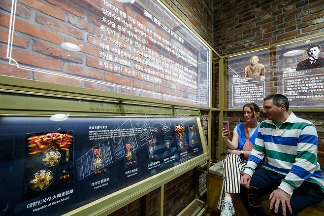 2일 서울 서대문형무소역사관 상설전시공간에 ‘독립유공자 미전수 훈장 전시회’가 열려 외국인 관광객들이 전시공간을 살펴보고 있다.