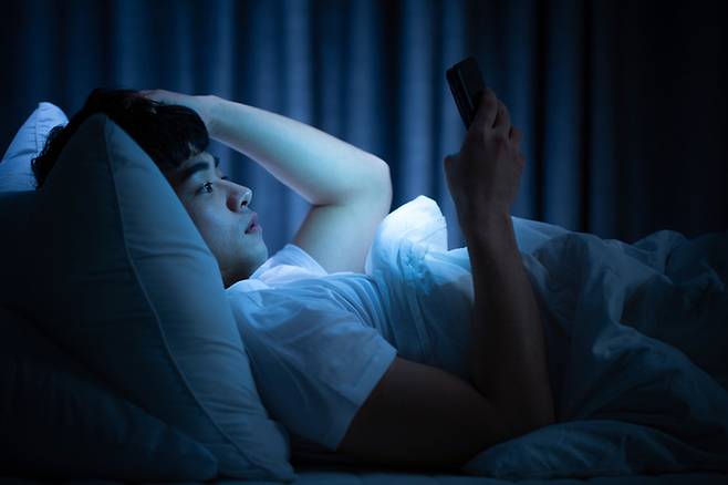 취침 시간, 야식, 수면 환경까지 반복되는 밤 습관이 심혈관 질환 위험과 연관될 수 있다. 게티이미지