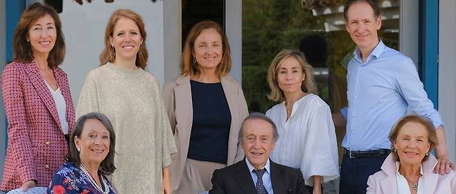 미겔 A. 토레스(아랫줄 가운데)와 패밀리. 홈페이지