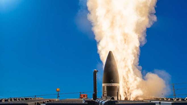 함정에 설치된 수직발사대에서 SM-3 미사일이 발사되고 있다. 세계일보 자료사진