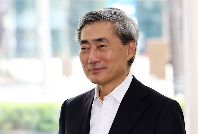 신현송 한국은행 총재 후보자가 지난 1일 서울 중구 한화금융플라자에 차려진 인사 청문회 준비 사무실로 출근하고 있다. 뉴시스