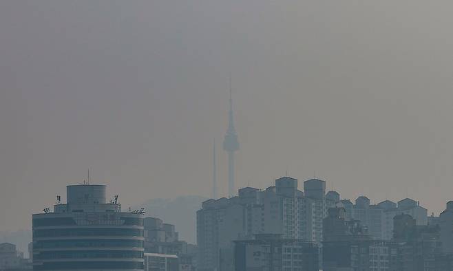 미세먼지와 초미세먼지 농도가 나쁨 수준을 보인 지난 3일 서울 영등포구 여의나루역 인근에서 바라본 도심이 뿌옇다. 뉴시스