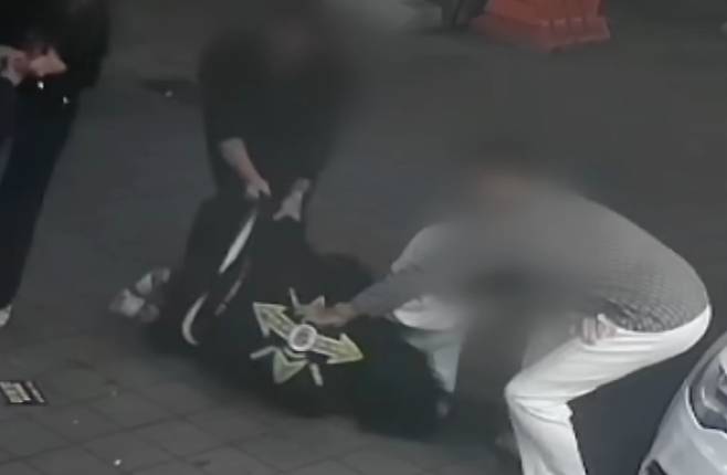 지난해 10월20일 새벽 경기 구리시 한 식당 앞에서 집단 폭행당하는&nbsp;고(故) 김창민 영화감독의 모습. KBS 보도화면 캡처