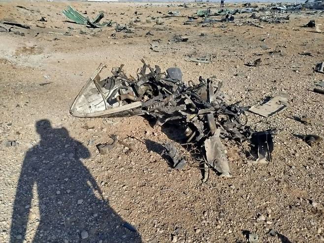이란 이슬람혁명수비대(IRGC)는 이스파한 남부에서 실종 미군을 수색하던 미국 측 항공기를 격파했다고 5일(현지시간) 밝혔다. IRGC는 이날 긴급 성명에서 “혁명수비대가 격추한 전투기의 조종사를 수색하던 미국의 항공기를 격파했다”고 주장했다. 같은날 이란 중앙사령부는 “이슬람혁명수비대와 이란 육군 전사들의 합동 작전으로, 미국의 조종사 구출 시도는 실패로 돌아갔다”라고 주장했다. 또한 실종자 수색 및 구출 작전을 위해 이스파한 남부 상공을 비행하던 미군 항공기와 블랙호크 헬기 2대, C130 수송기 1대가 자국군에게 피격됐다고 했다. 사진은 이란 측이 주장하는 미군 헬기 격추 현장. 2026.4.5 이슬람혁명수비대 자료