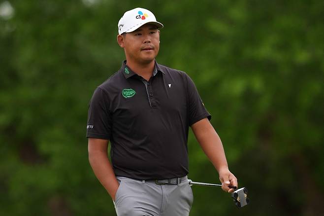 김시우가 3일(현지시간) 미국 텍사스주 샌안토니오의 샌안토니오 TPC(파72)에서 열린 대회  PGA 투어 발레로 텍사스 오픈 2라운드 1번 홀에서 홀 아웃을 하고 있다. AFP연합뉴스