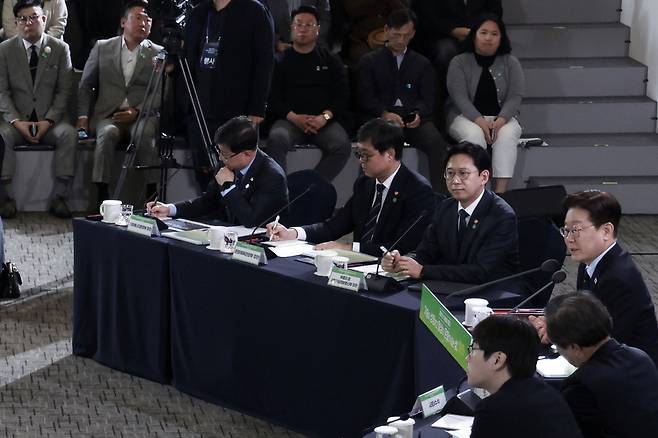 이재명 대통령이 지난 3월 30일 제주 타운홀미팅에서 발언하고 있다. 청와대통신사진기자단