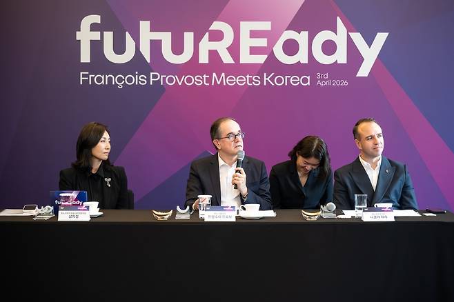 프랑수아 프로보(왼쪽 두 번째) 르노그룹 회장이 3일 국내 언론과 진행한 인터뷰에서 발언하고 있다. 사진 제공=한국자동차기자협회