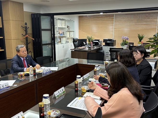 장명철(왼쪽) 신당1·2·3동새마을금고 이사장이 5일 서울 중구 신당1·2·3동금고 신당동점에서 신당·약수·청구동 동장들과 취약계층 지원사업을 논의하고 있다. 도혜원 기자