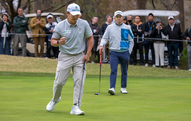 김홍택이 4일 일본 지바현 칼레도니안 골프클럽(파71)에서 열린 아시안 투어 인터내셔널 시리즈 재팬 3라운드에서 퍼트를 성공한 뒤 주먹을 불끈 쥐어보이고 있다. 사진 제공=아시안 투어