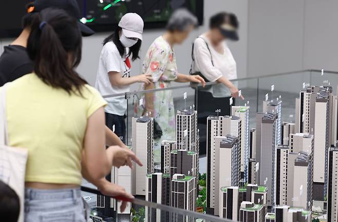 시민들이 서울의 한 견본주택에서 주택 모형을 살펴보고 있다. 연합뉴스