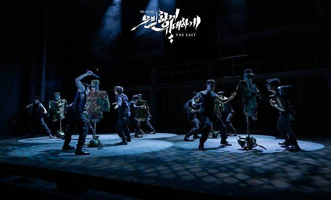 뮤지컬 ‘은밀하게 위대하게’의 오프닝. 북한 특수부대 요원들이 혹독한 전투훈련을 받는 장면으로 액션과 아크로배틱이 볼거리를 제공하는 최고의 명장면이다. 사진제공 | 주다컬쳐