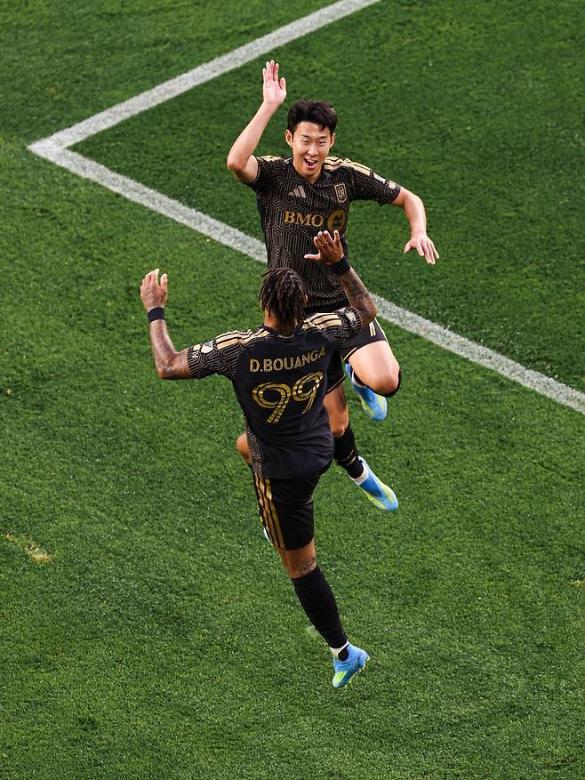 5일, LAFC의 드니 부앙가가 득점 후 손흥민과 기뻐하고 있다. LAFC