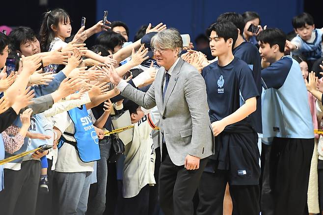 고양 소노 손창환 감독이 5일 안양 정관장과 홈경기 승리로 창단 첫 플레이오프 진출을 확정한 뒤 홈팬들과 하이파이브하고 있다. KBL 제공