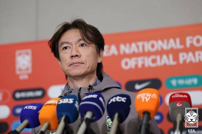 ▲ 2일 오후 인천국제공항을 통해 홍명보 감독이 이끄는 한국 축구대표팀이 귀국했다. 사령탑인 홍명보 감독이 취재진과 인터뷰에 응하고 있다. ⓒ 대한축구협회