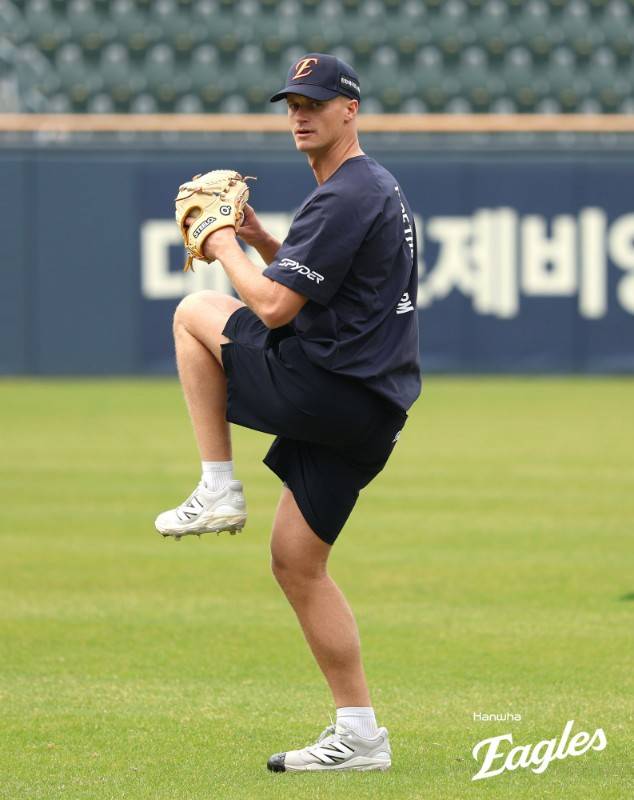 ▲ 5일 선수단에 합류해 다음 주 선발 출격을 준비하고 있는 부상 대체 외국인 투수 잭 쿠싱 ⓒ한화이글스