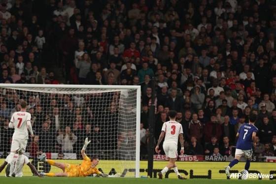 일본 축구대표팀 공격수 미토마 카오루(맨 오른쪽)가 지난 1일(한국시간) 영국 런던의 웸블리 스타디움에서 열린 잉글랜드와 평가전에서 결승골을 넣고 있다. /AFPBBNews=뉴스1