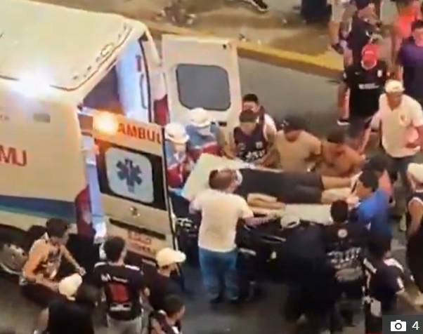 영국 '더선'은 4일(현지시간) "홈팀 알리안사 리마와 라이벌 우니베르시타리오의 더비 경기를 앞두고 알레한드로 비야누에바 경기장에 수백 명의 팬이 모여 이른바 '깃발 흔들기 행사'를 벌이던 중 참사가 일어났다"라고 보도했다. /사진=더선 갊무리