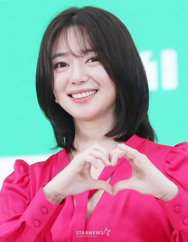 배우 이엘리야가 2일 오전 서울 영등포구 여의도동 KBS본관에서 진행된 KBS1 '즐거운 챔피언 시즌3-어울림픽' 제작발표회에 참석해 포즈를 취하고 있다. '어울림픽'은 장애인과 비장애인이 함께 팀을 만들어 전국대회에 출전하는 과정을 그린 프로그램이다. 2023.06.02