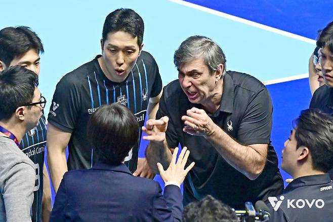 비디오판독에 항의하는 필립 블랑 현대캐피탈 감독. /사진=KOVO 제공