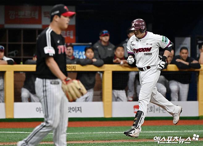 5일 오후 서울 구로구 고척스카이돔에서 열린 '2026 신한 SOL Bank KBO리그' LG 트윈스와 키움 히어로즈의 경기, 9회말 무사 만루 키움 이형종이 만루 홈런을 날릳고 있다. 고척, 김한준 기자