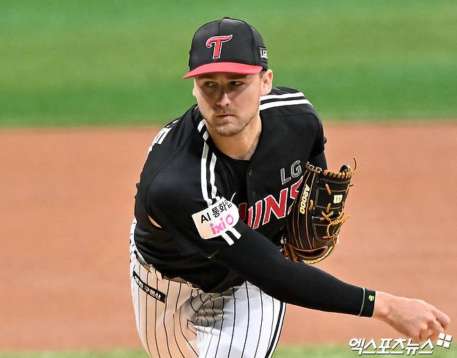 5일 오후 서울 구로구 고척스카이돔에서 열린 '2026 신한 SOL Bank KBO리그' LG 트윈스와 키움 히어로즈의 경기, 1회말 LG 선발투수 톨허스트가 공을 힘차게 던지고 있다. 고척, 김한준 기자
