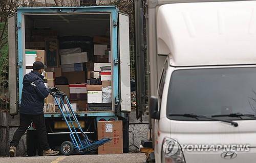 상품 운반하는 택배 직원 [연합뉴스 자료사진]