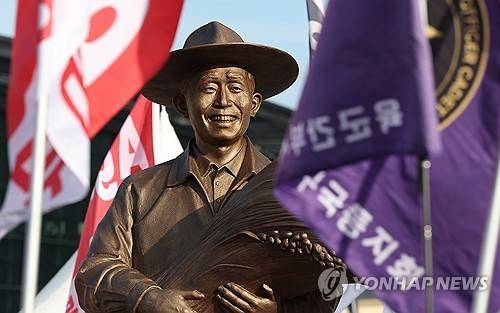 동대구역 앞 박정희 동상 [연합뉴스 자료사진]