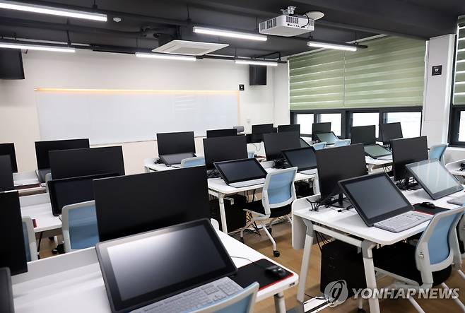 논산문화예술전문학교 미디어실 와콤 타블렛 등 전문 웹툰 제작 장비가 마련된 미디어실에서는 현직 웹툰 작가의 웹툰 제작 강의가 진행된다. [촬영 이주형 기자]