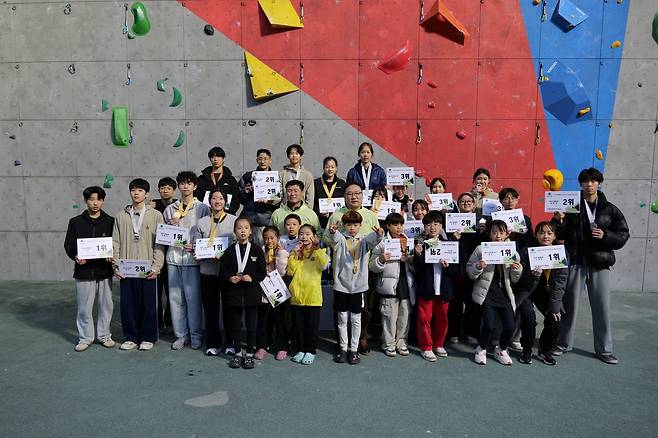 제33회 회장배 전국 청소년 스포츠클라이밍대회 입상자들 [대한산악연맹 제공. 재판매 및 DB금지]