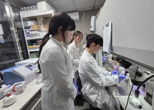 AI부트캠프 대학인 숭실대에서 'AI 인체모사 비임상시험' 실험하는 학생들 [촬영 오보람]