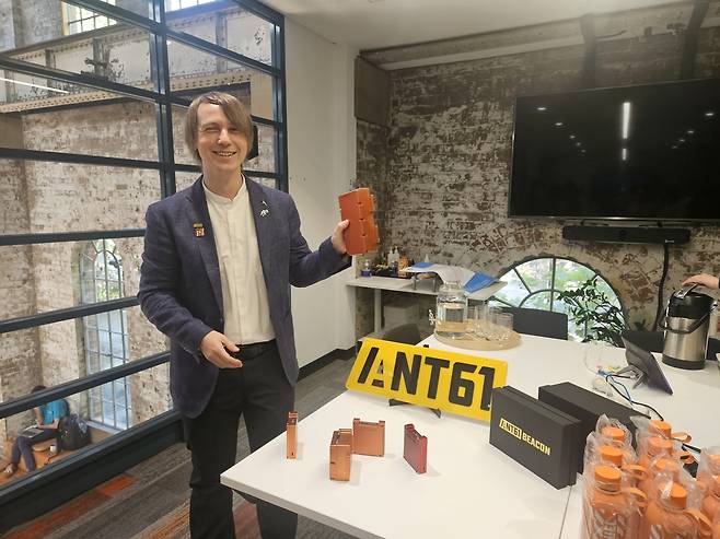 '앤트61'의 비콘 (시드니=연합뉴스) 김은경 기자 = '앤트61'(ANT61)의 미하일 아사브킨 CEO가 우주용 블랙박스인 '비콘'(Beacon)을 들어보이고 있다.