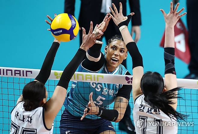 공격하는 GS칼텍스 실바 (서울=연합뉴스) 윤동진 기자 = 5일 서울 장충체육관에서 열린 챔피언결정전 한국도로공사 대 GS칼텍스 3차전 경기. GS칼텍스의 실바가 공격을 시도하고 있다. 2026.4.5 mon@yna.co.kr