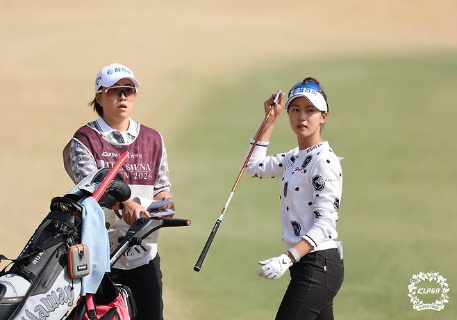 송지아(오른쪽)와 김해림 코치.  [KLPGA 제공. 재판매 및 DB 금지]