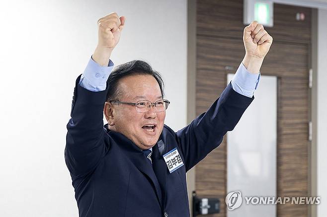 '대구시장 도전' 당 공천 면접서 파이팅 외치는 김부겸 (서울=연합뉴스) 이동해 기자 =  6·3 지방선거 대구시장에 출사표를 던진 김부겸 전 국무총리가 3일 서울 영등포구 여의도 더불어민주당 중앙당사에서 열린 공천 심사 면접에서 파이팅을 외치고 있다. 2026.4.3 [공동취재] eastsea@yna.co.kr