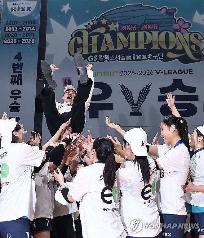 우승 차지한 GS칼텍스의 헹가래 (서울=연합뉴스) 윤동진 기자 = 5일 서울 장충체육관에서 열린 챔피언결정전 한국도로공사 대 GS칼텍스 3차전 경기에서 우승을 차지한 GS칼텍스 선수들이 이영택 감독을 헹가래 치고 있다. 2026.4.5 mon@yna.co.kr