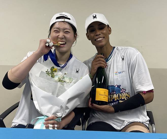 GS칼텍스 우승 주역 권민지(왼쪽)와 지젤 실바 [촬영 이대호]