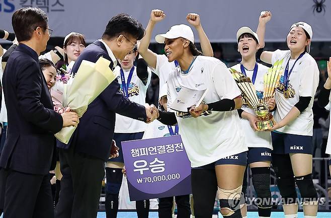 챔피언결정전 MVP로 선정된 실바 (서울=연합뉴스) 윤동진 기자 = 5일 서울 장충체육관에서 열린 챔피언결정전 한국도로공사 대 GS칼텍스 3차전 경기. 우승을 차지한 GS칼텍스 실바가 조원태 한국배구연맹 총재로부터 MVP 상을 받고 있다. 2026.4.5 mon@yna.co.kr