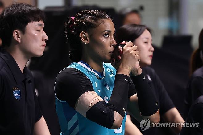 간절함 (서울=연합뉴스) 윤동진 기자 = 5일 서울 장충체육관에서 열린 챔피언결정전 한국도로공사 대 GS칼텍스 3차전 경기에서 교체된 실바가 벤치에서 간절한 표정으로 경기를 지켜보고 있다. 2026.4.5 mon@yna.co.kr