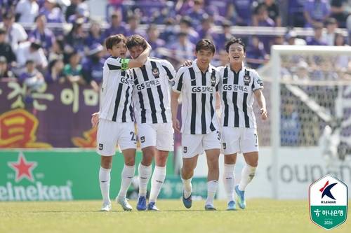 클리말라의 득점을 축하하는 FC서울 선수들 [한국프로축구연맹 제공. 재판매 및 DB 금지]