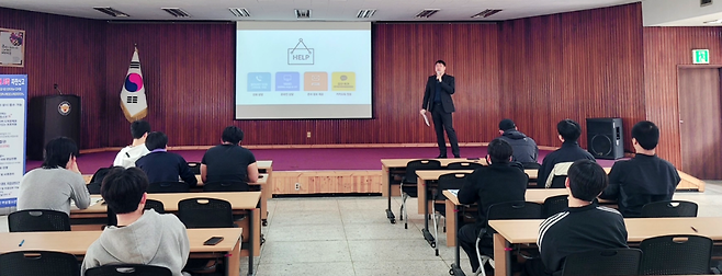 ▲ 서울올림픽기념국민체육진흥공단(이사장 하형주) 경륜경정총괄본부는 광명경찰서(서장 이두호)와 협력해 청소년 불법도박 근절 교육을 시행하고 나섰다. 경륜경정총괄본부는 지난 3일, 광명경찰서에서 도박 범죄로 선도심사위원회에 넘겨진 청소년을 대상으로 '청소년 불법도박 근절 및 재발 방지 교육'을 진행했다. /사진제공=경륜경정총괄본부
