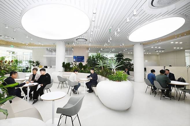 ▲ 새빛민원실 베테랑팀장은 민원 서비스 혁신의 본보기가 됐다. 새빛민원실에서 민원인과 상담하는 베테랑팀장. /사진제공=수원특례시