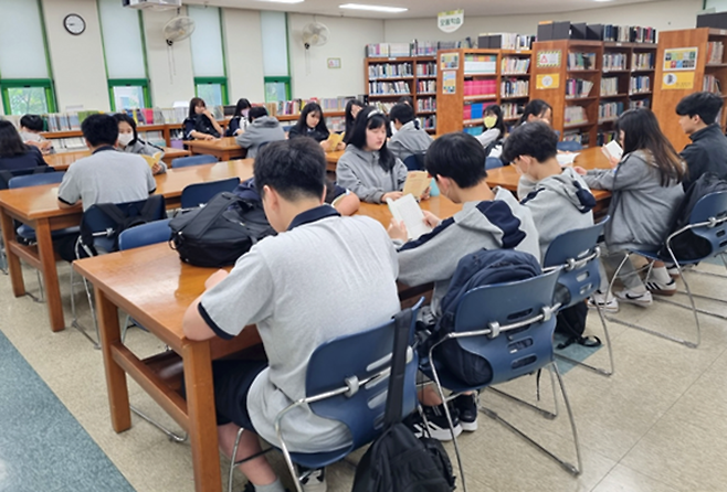 ▲ 세류중학교 학생들이 '어아독' 프로그램을 진행하고 있다. /사진제공=세류중학교