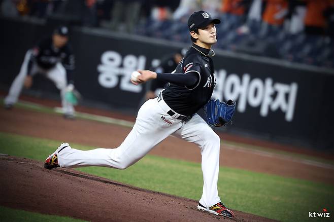 프로야구 kt 위즈가 이번주 롯데 자이언츠와 두산 베어스를 상대로 선두권 유지에 도전한다. 사진은 kt 토종 선발 고영표의 투구 모습.